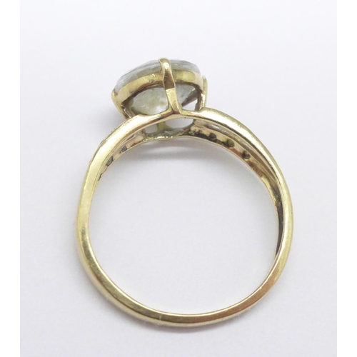 1027 - A 9ct gold and cubic zirconia ring, 2.1g, K, lacking one small stone on the shoulder