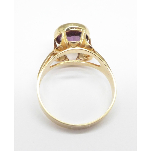 1029 - A 14ct gold and amethyst ring, 2.7g, O