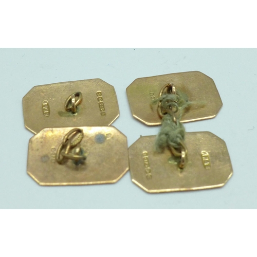 1039 - A pair of 9ct gold cufflinks, 2.8g, one a/f