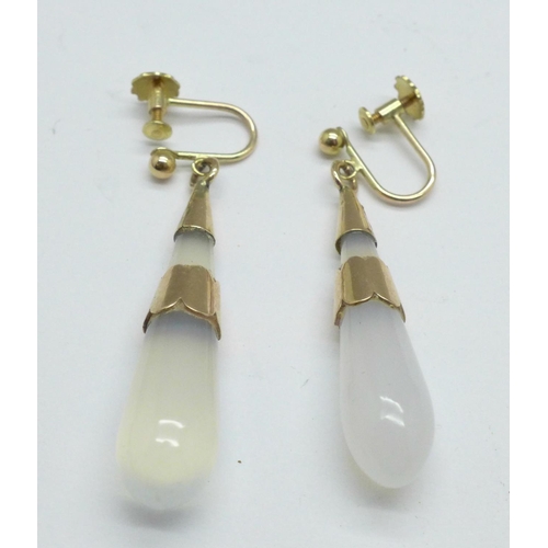 1040 - A pair of 9ct gold mounted drop earrings