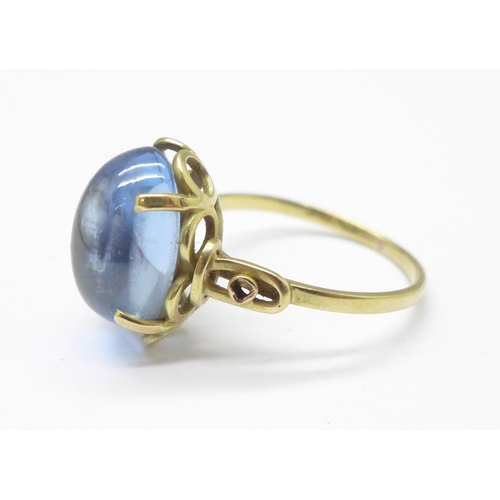 1042 - A yellow metal stone set ring, 3.9g, O