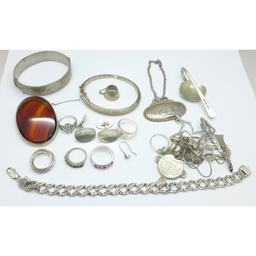 1060 - Silver jewellery, a silver port label and a silver clip, 193g