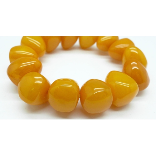 1078 - An amber bracelet