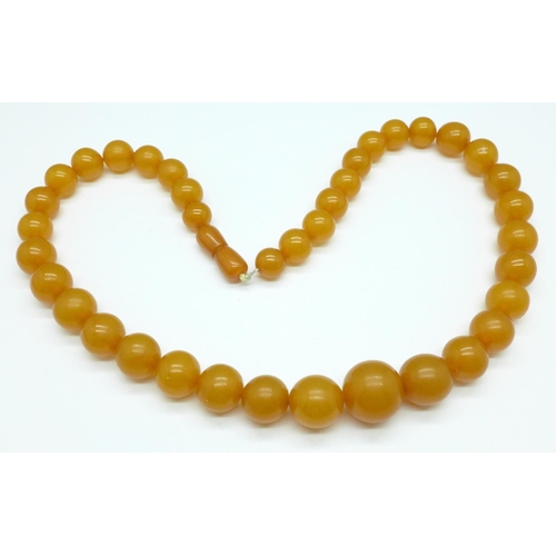 1080 - An amber necklace, 47g