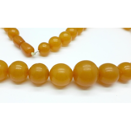 1080 - An amber necklace, 47g