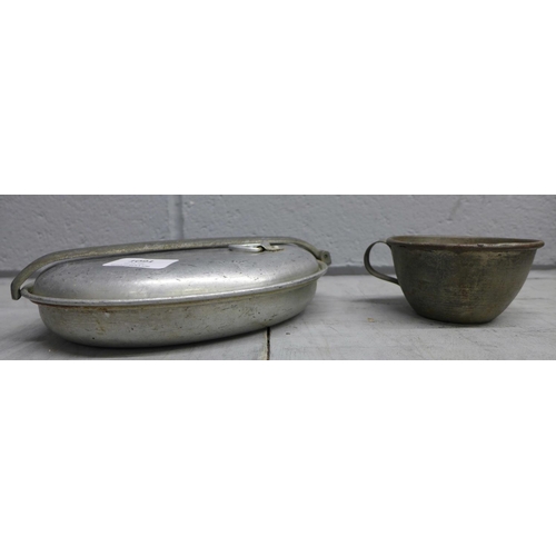 1091 - A French WWI gamelle du poilu soldat, (soldiers food dish) and similar cup, the dish marked France