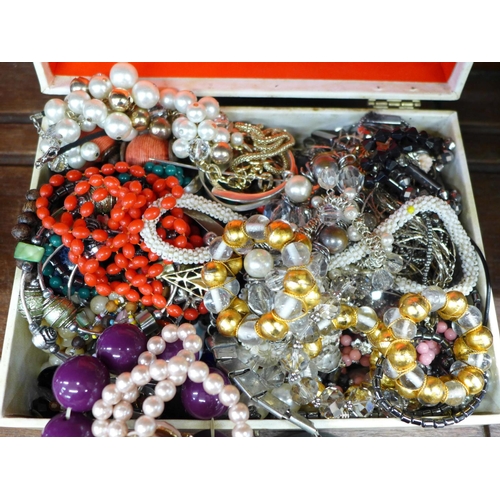 684 - Costume jewellery, 2.86kg