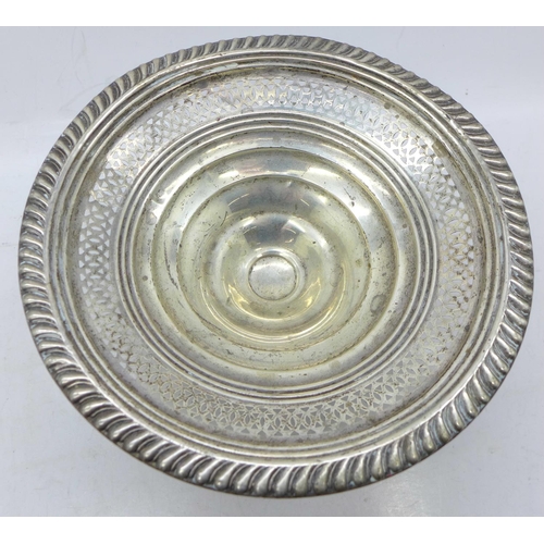 806 - A sterling sweetmeat dish, weighted, 16cm