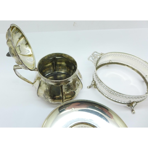 811 - A silver mustard, a silver stand, no liner, and a silver dish, 168g