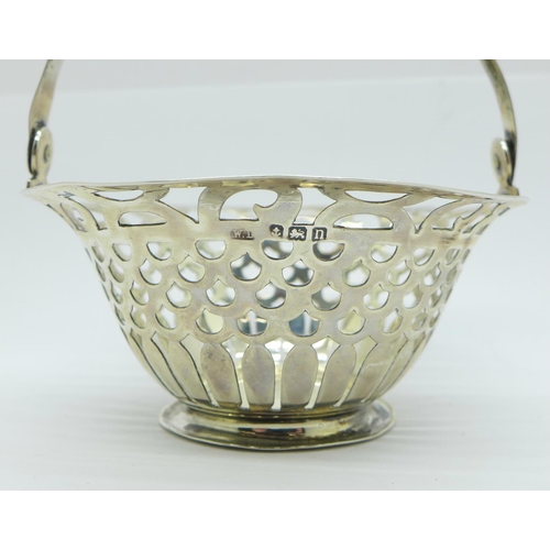 823 - A pierced silver swing handle basket, 44g