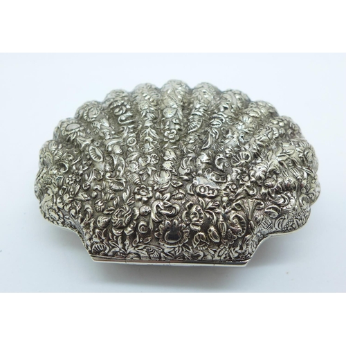 827 - A Victorian silver shell shaped purse with gold applied cartouche, Birmingham 1887, 70mm x 51mm