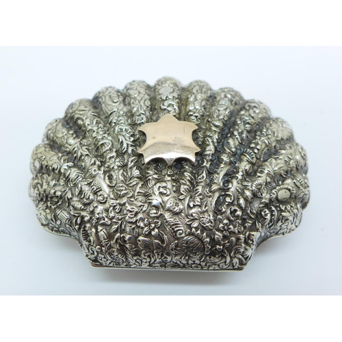 827 - A Victorian silver shell shaped purse with gold applied cartouche, Birmingham 1887, 70mm x 51mm