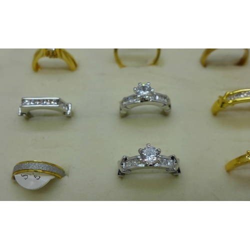 834 - Sixteen dress rings