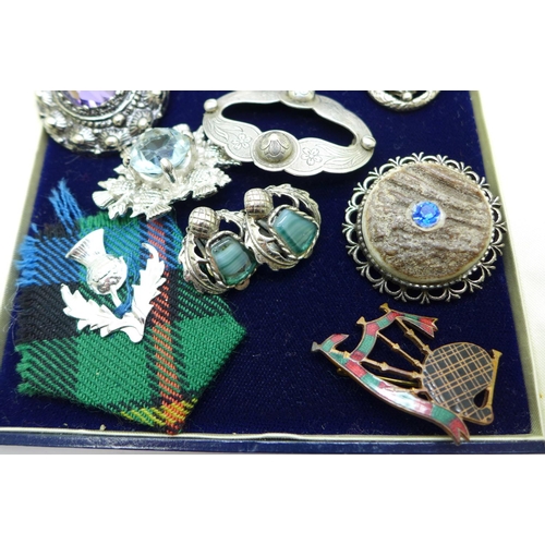 867 - Celtic jewellery and other Scottish brooches