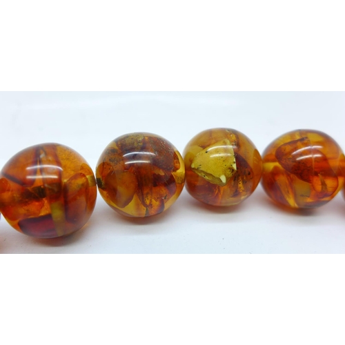 869 - An amber necklace