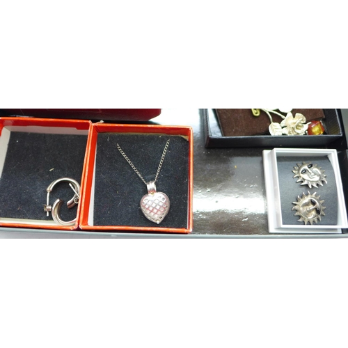 872 - A collection of silver jewellery; earrings, pendant, rings and brooches