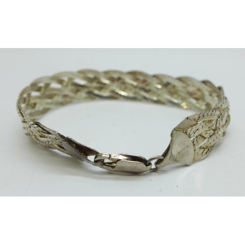 874 - A silver bracelet