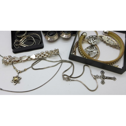 876 - A collection of silver jewellery, earrings, pendants, rings, etc.