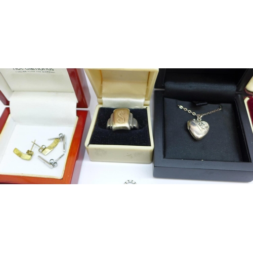 876 - A collection of silver jewellery, earrings, pendants, rings, etc.