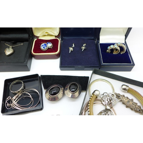 876 - A collection of silver jewellery, earrings, pendants, rings, etc.