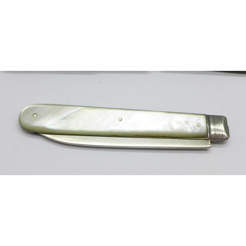 971 - A Georgian silver and mother of pearl fruit knife, Sheffield 1824