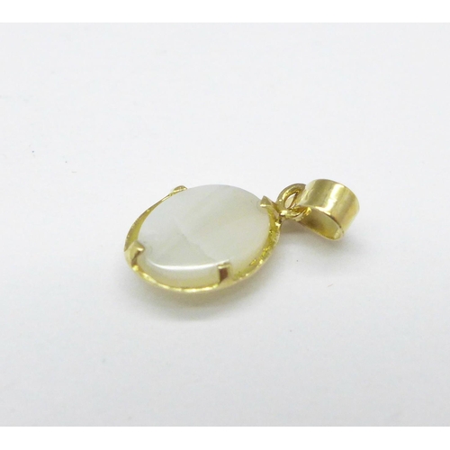 977 - A small 9ct gold pendant