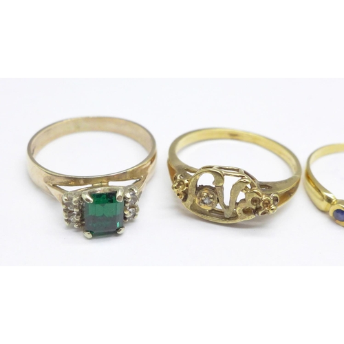 995 - A yellow metal and green stone ring, 3.2g, P, a silver gilt ring, and two other rings