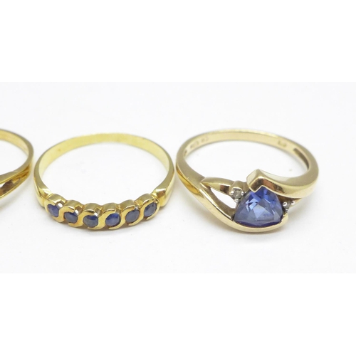 995 - A yellow metal and green stone ring, 3.2g, P, a silver gilt ring, and two other rings