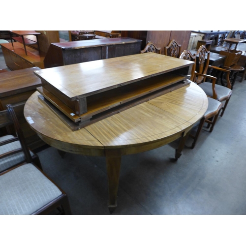 180 - An Edward VII mahogany extending dining table