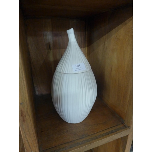 1458 - A Husk ivory ceramic lidded jar (503402)   #