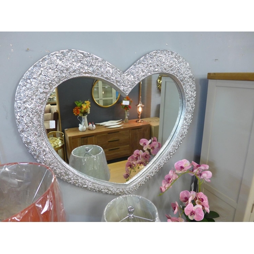 1471 - A large heart mirror