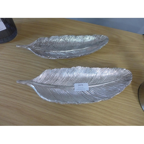 1473 - A pair of silver feathered effect dishes (1900364C408 )   #