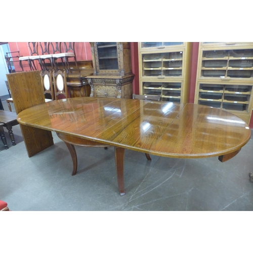 98 - A 19th Century oak extending dining table
