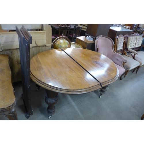 195 - A Victorian mahogany extending dining table (missing winder)