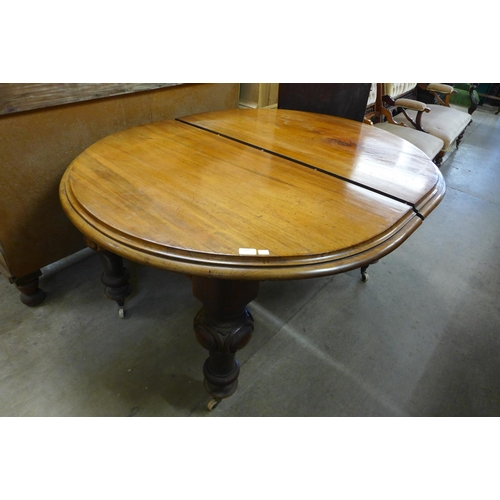 195 - A Victorian mahogany extending dining table (missing winder)