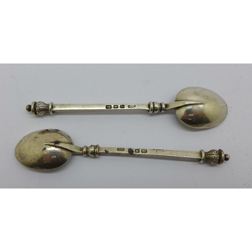 750 - A pair of silver salt spoons by R.E. Stone, dated 59/60 and 61/62