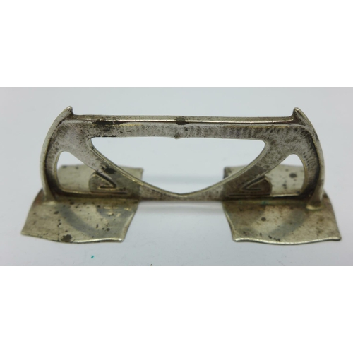 777 - A William Hair Haseler silver knife rest, Liberty style, Birmingham 1904