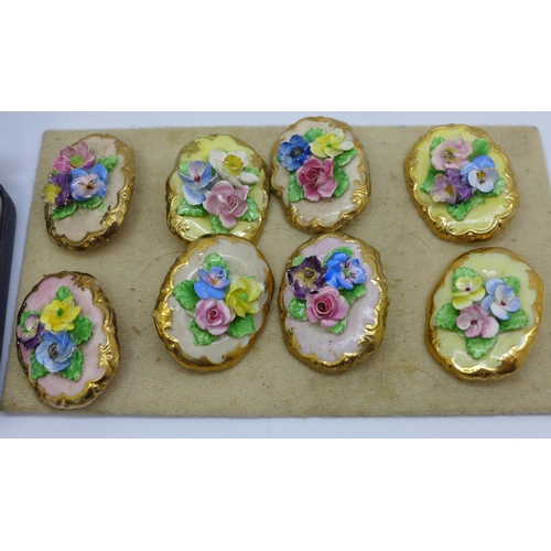 828 - Seventeen costume brooches, some a/f