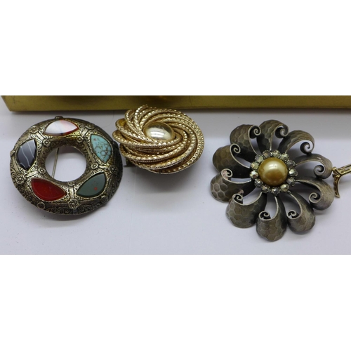 829 - Thirty costume brooches, some a/f