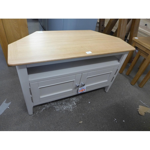 1523 - A Bergen painted oak corner TV unit  (NTP-CTV)  *This lot is subject to VAT