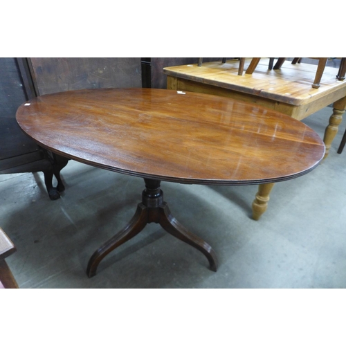 163 - A George IV maghogany oval loo table