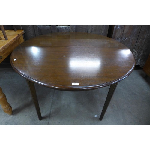 165 - A mahogany extending dining table