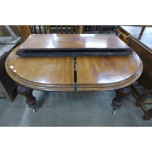 195 - A Victorian mahogany extending dining table (missing winder)