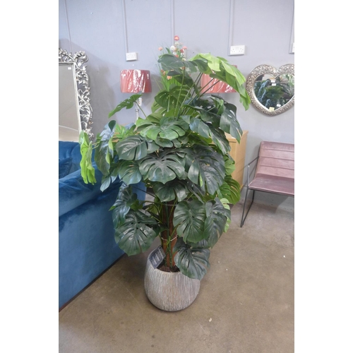 1567 - A realistic artificial large pot plant