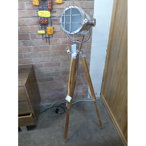 1571 - An industrial inspired tripod lamp (1981276)   #