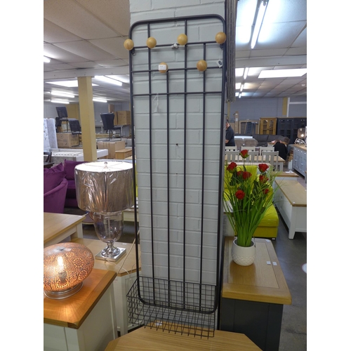 1524 - A Lynfield wall-mounted coat rack    (LA712739)