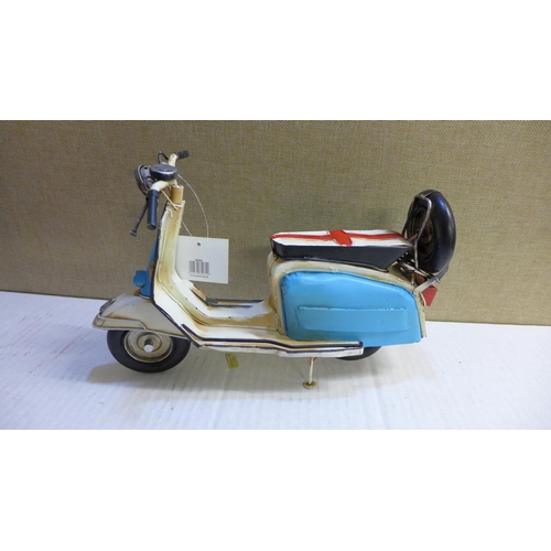 2095 - Model Lambretta scooter - this lot is subject to VAT