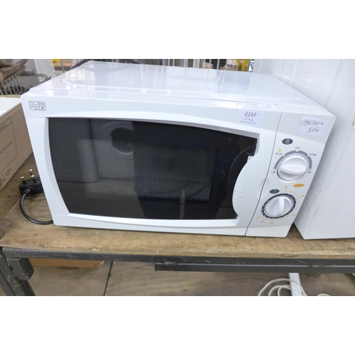 2230 - Currys Essentials 17ltr, 700w microwave oven with instructions