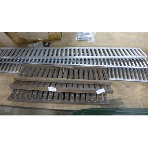 2264 - 6 Grate covers (3 cast, 3 galvanised)