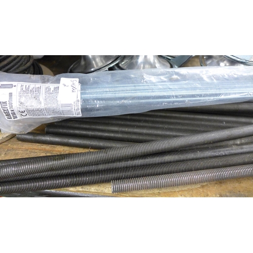 2265 - Approximately 28 lengths of threaded bar - various sizes